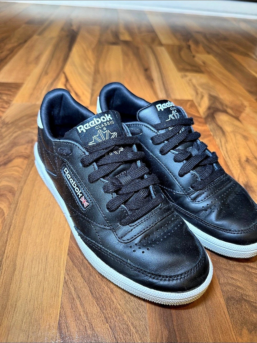 Reebok Classic Leather Black & White US 6 Sneakers